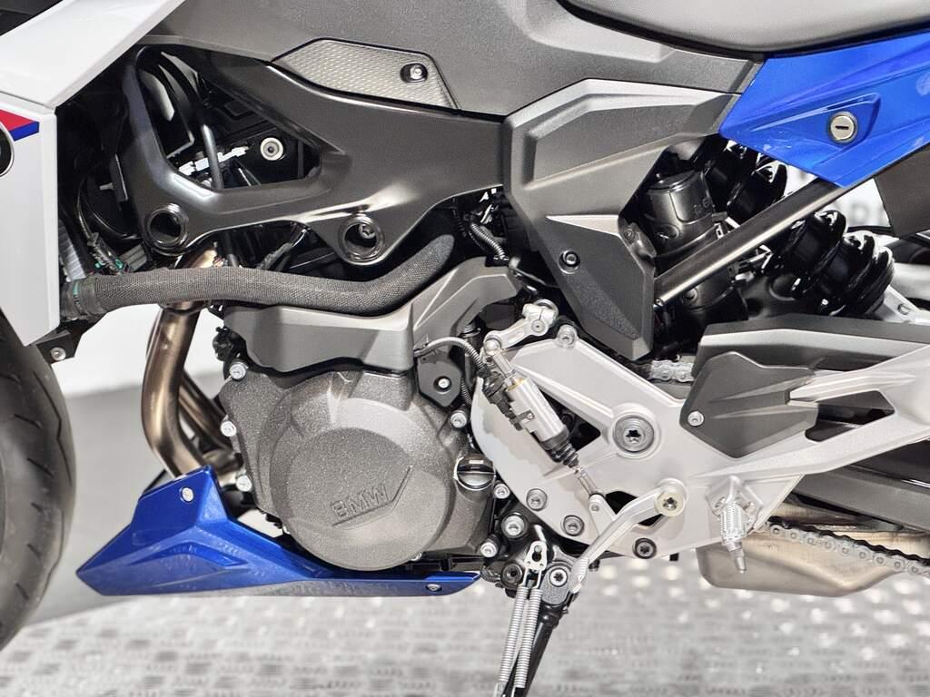 F 900 R