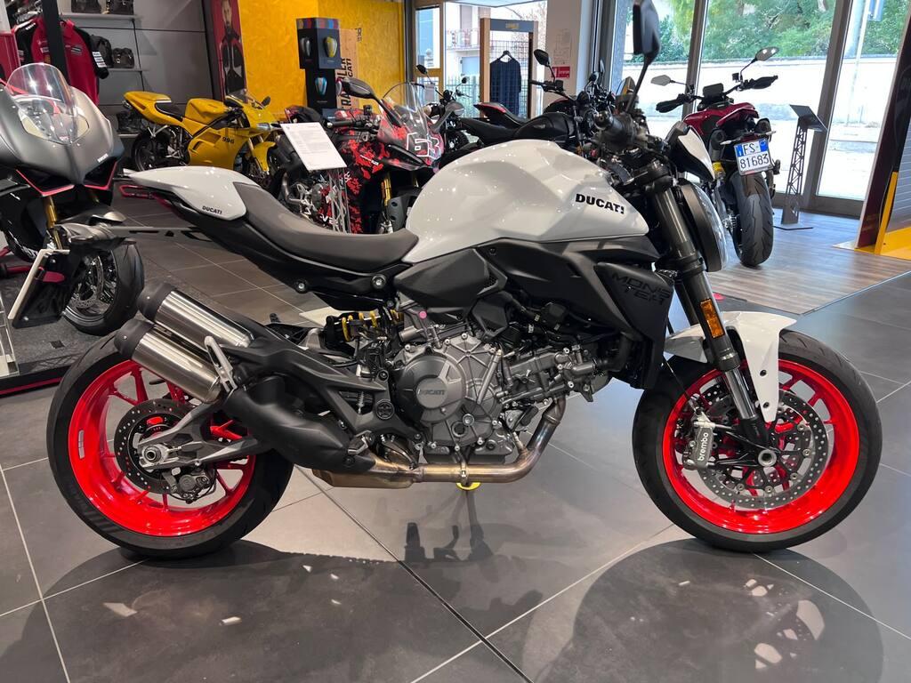 MONSTER V2 890