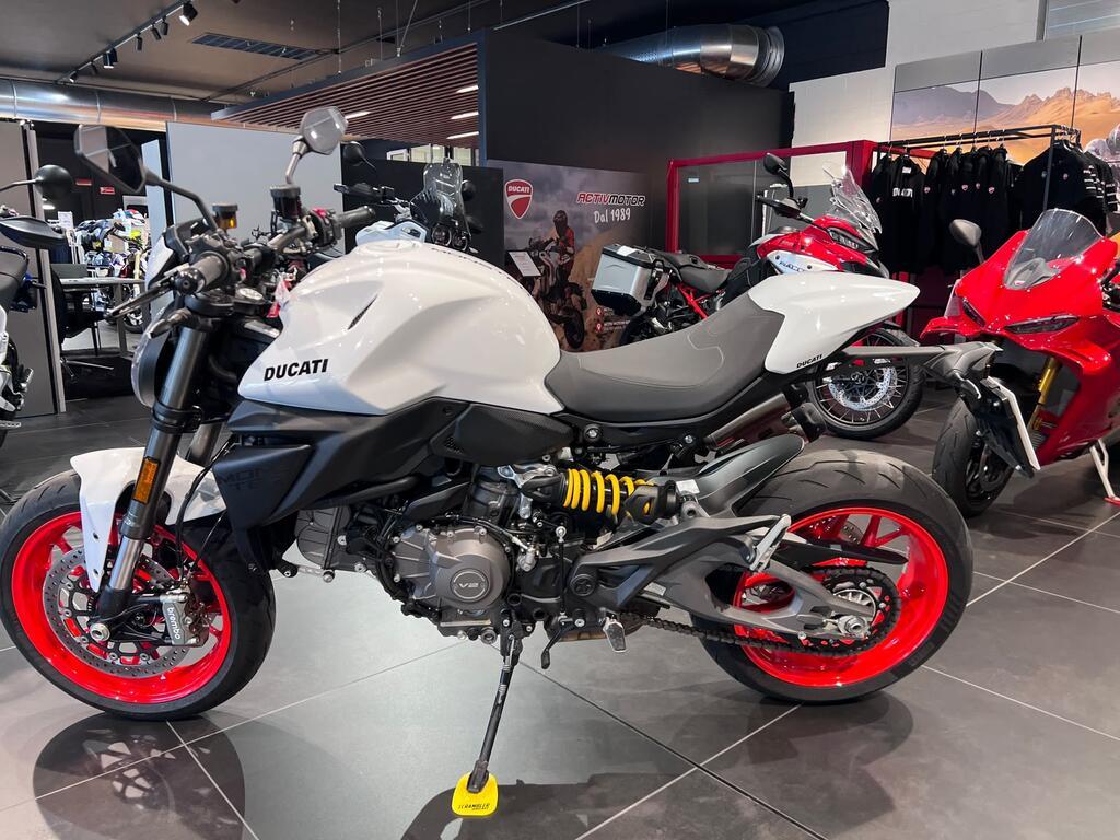 MONSTER V2 890