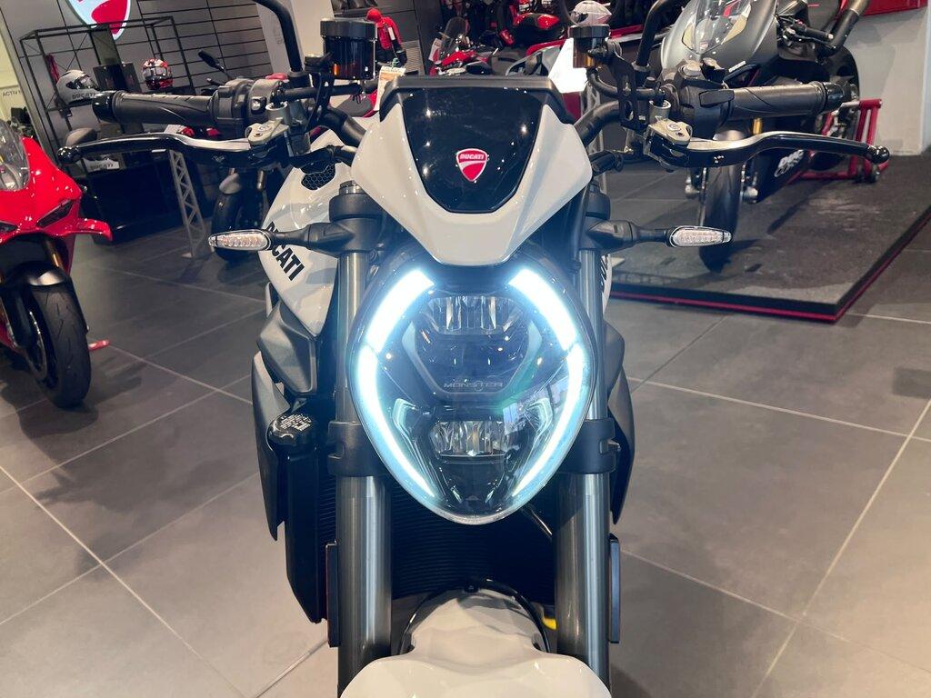 MONSTER V2 890