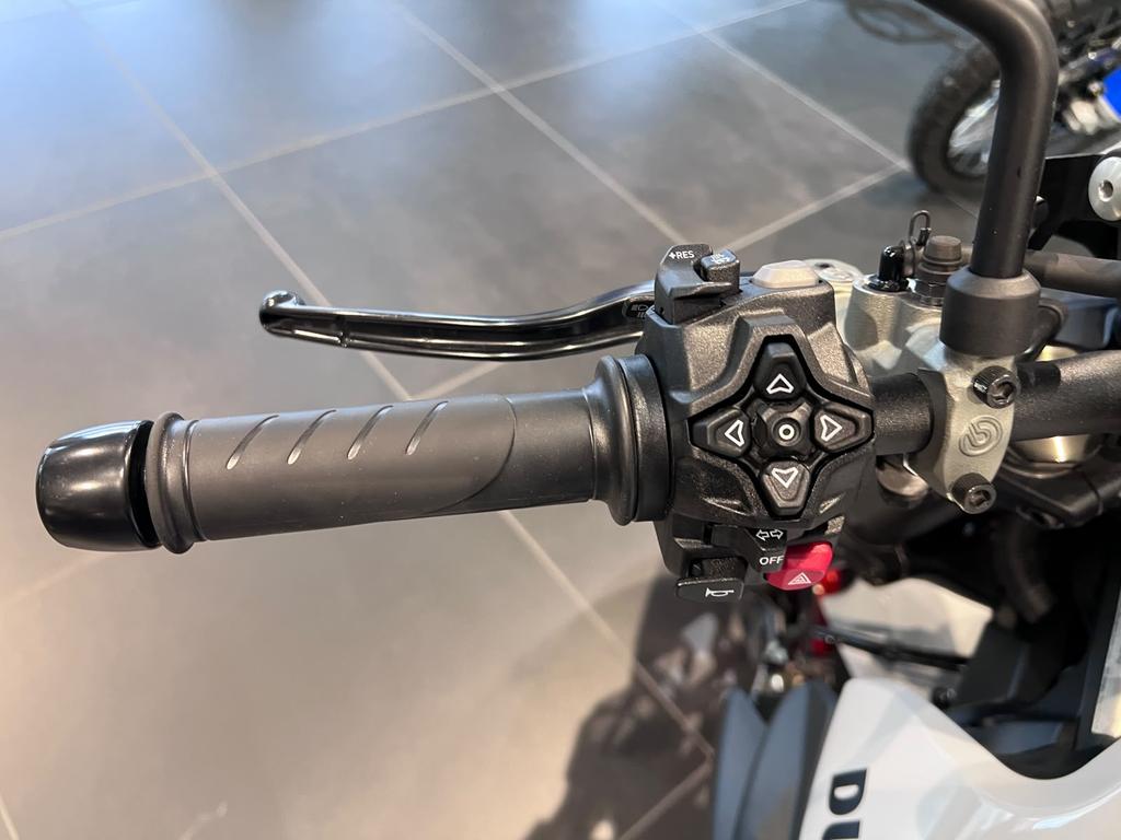 MONSTER V2 890