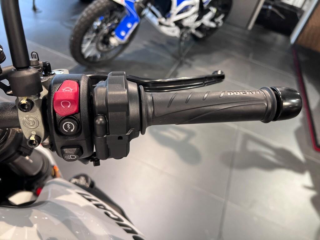 MONSTER V2 890