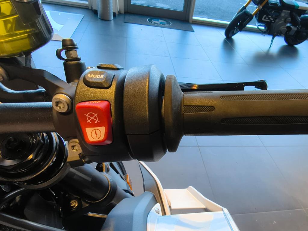M 1000 R